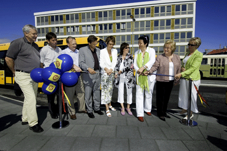 Bordaklipping Aðstandendur Strætó bs. taka nýtt leiðarkerfi í notkun með því að klippa á borða.