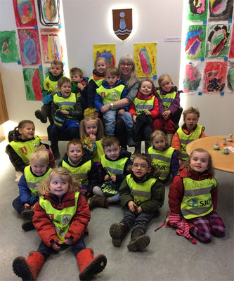 Ásgerður Halldórsdóttir ásamt leikskólabörnum Ásgerður Halldórsdóttir ásamt leikskólabörnum