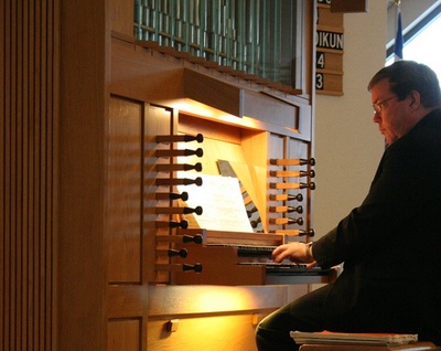 Fridrik-Vignir-vid-orgel-kirkjunnar