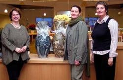 Ragna afhendir Pálínu og Sólveigu gjöfina