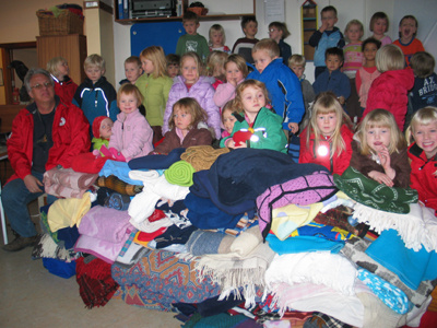 Leikskólabörn afhenda teppi