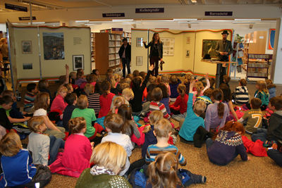 Börn á barnamenningarhátíð á bókasafni