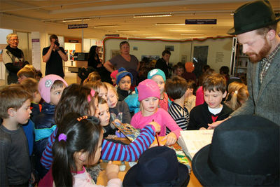 Börn á barnamenningarhátíð á bókasafni