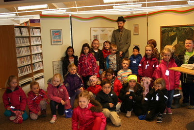 Börn á barnamenningarhátíð á bókasafni