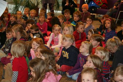 Börn á barnamenningarhátíð á bókasafni