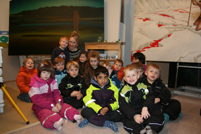 Kristín G Gunnlaugsdóttir ásamt leikskólabörnum