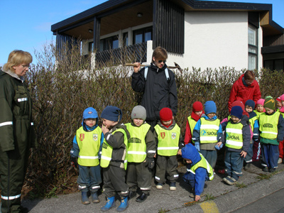 Leikskólabörn í vettvangsferð