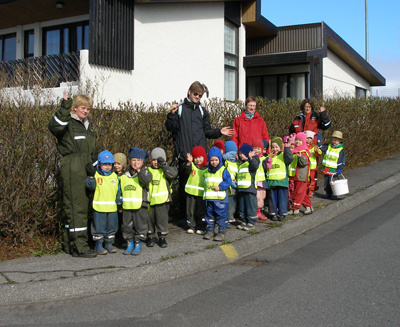 Leikskólabörn í vettvangsferð