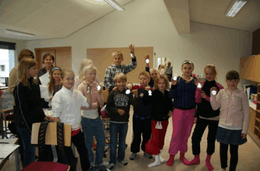 Börn í 5. bekk taka við endurskinsmerkum