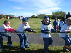 Börn að leik á sumarhátíð leikskólanna