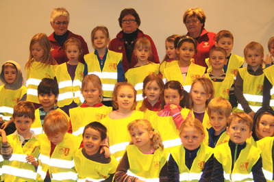 Grunnskólabörn við móttöku endurskinsvesta