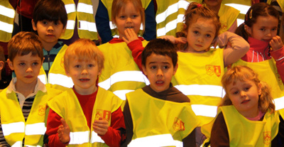 Grunnskólabörn við móttöku endurskinsvesta