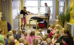 Herdís Jónsdóttir og Steef van Oosterhout spila fyrir börn í Mánabrekku