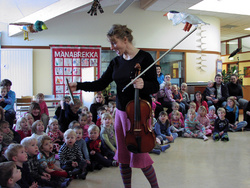Börn á Mánabrekku hlusta á Herdísi Önnu Jónsdóttur lágfiðluleikara