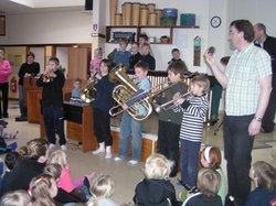 Tónlistaskólanemer spila fyrir nemendur leikskóla