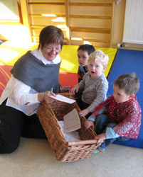 Hrafnhildur Sigurðardóttir, leikskólafulltrúi ásamt leikskólabörnum