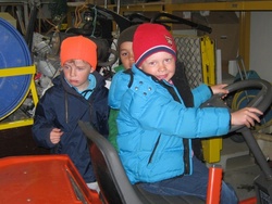 Leikskólabörn heimsækja Áhaldahús