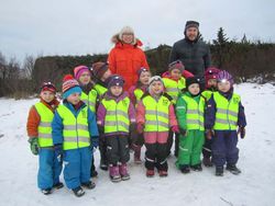 Leikskólabörn ásamt Ásgerði Halldórsdóttur og Baldri Pálssyni