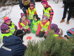 Leikskólabörn ásamt Ásgerði Halldórsdóttur og Baldri Pálssyni Leikskólabörn ásamt Ásgerði Halldórsdóttur og Baldri Pálssyni