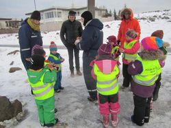 Leikskólabörn ásamt Ásgerði Halldórsdóttur og Baldri Pálssyni