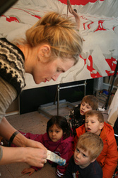 Kristín G Gunnlaugsdóttir ásamt leikskólabörnum