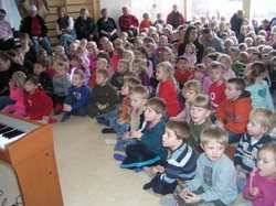 Tónlistaskólanemer spila fyrir nemendur leikskóla