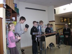 Tónlistaskólanemer spila fyrir nemendur leikskóla