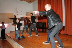 Dregnir í Grunnskóla Seltjarnarness sýna atriði úr Grease