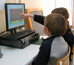 Börn á Sólbrekku við tölvu