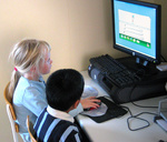 Börn á Sólbrekku við tölvu