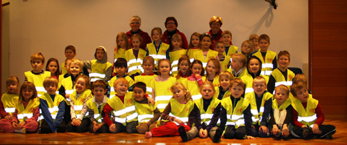 Grunnskólabörn við móttöku endurskinsvesta