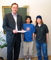 Jónmundur tekur við undirskriftalista hjólabrettamanna