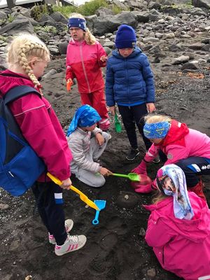 Börn á leikjanámskeiði