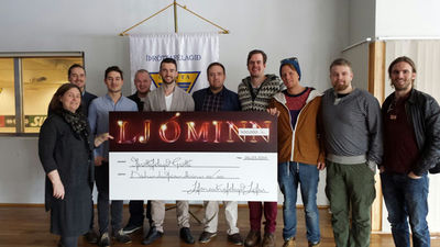 Lífsnautnafélagið Leifur afhendir Írþóttafélaginu Gróttu gjöf