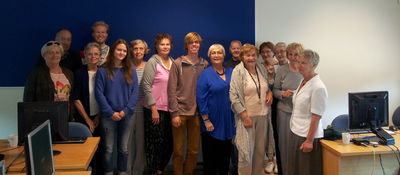 Hannes Araon, Odd Snorrason og Særúnu Þorbergsdóttir ásamt þátttakendum tölvunámskeiðs á vegum bæjarins Hannes Araon, Odd Snorrason og Særúnu Þorbergsdóttir ásamt þátttakendum tölvunámskeiðs á vegum bæjarins