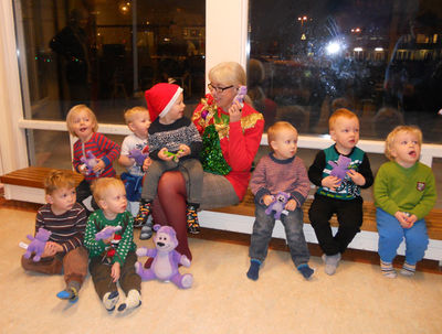 Ásgerður Halldórsdóttir með leikskólabörnum Ásgerður Halldórsdóttir með leikskólabörnum