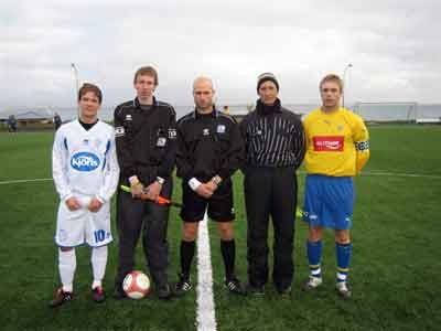 gervigras Fyrirliðar og dómarar fyrir vígsluleikinn