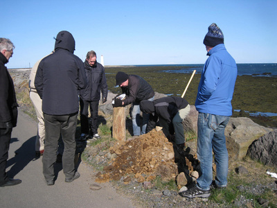 Lionsmenn við merkingu bátavarar