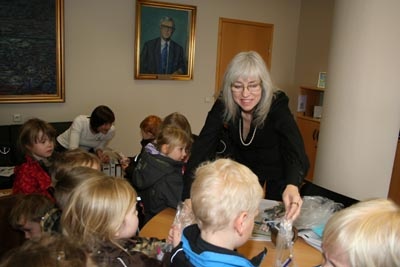 Heimsókn leiskólabarna til bæjarstjóra