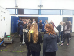 10. bekk Valhúsaskóla skoðar Hitaveitu Seltjarnarness