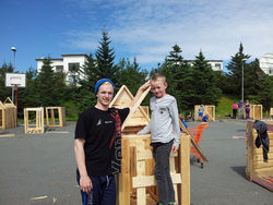 Lárus Gunnarsson ásamt ungum húsbyggjanda Lárus Gunnarsson ásamt ungum húsbyggjanda