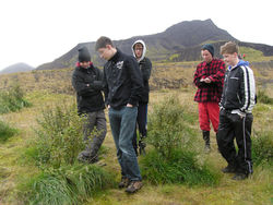 9. bekkur Grunnskóla Seltjarnarness að gróðusetja í Bolöldu