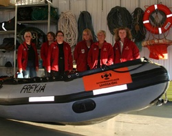 Slysavarnakonur af Seltjarnarnesi við Zodiac bátinn.