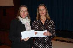 Fulltrúar fimleikadeildar og kraftlyftingadeildar taka á móti afreksstyrk deildanna