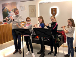 Geiturnar 3 og 1 kiðlingur ásamt Jóni Guðmundssyni