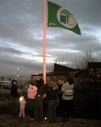 Grænfáni dregin að hún við Mánabrekku