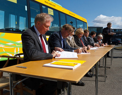 Við undurritun samning um eflingu almenningssamgangna