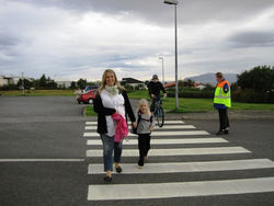 Farið yfir göngubraut