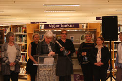 130 afmæli Bókasafns Seltjarnarness. Ásgerður Halldórsdóttir ásamt starfsmönnum bókasafns