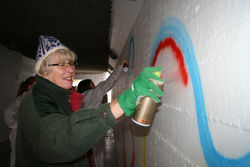 Eldri borgarar og grunnskólanemar graffa í undirgöngum